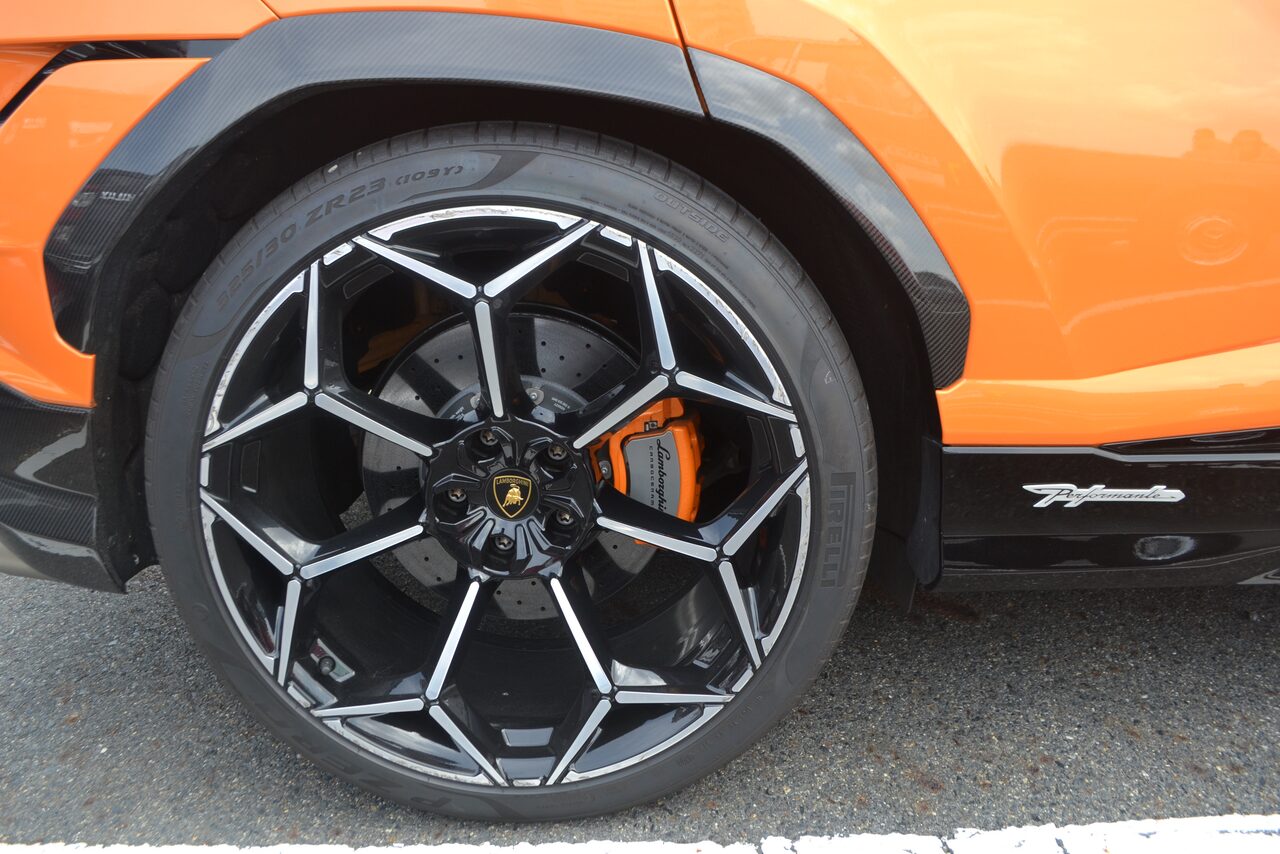 Roda e pinça de freio laranja de um Lamborghini Urus Performante em close